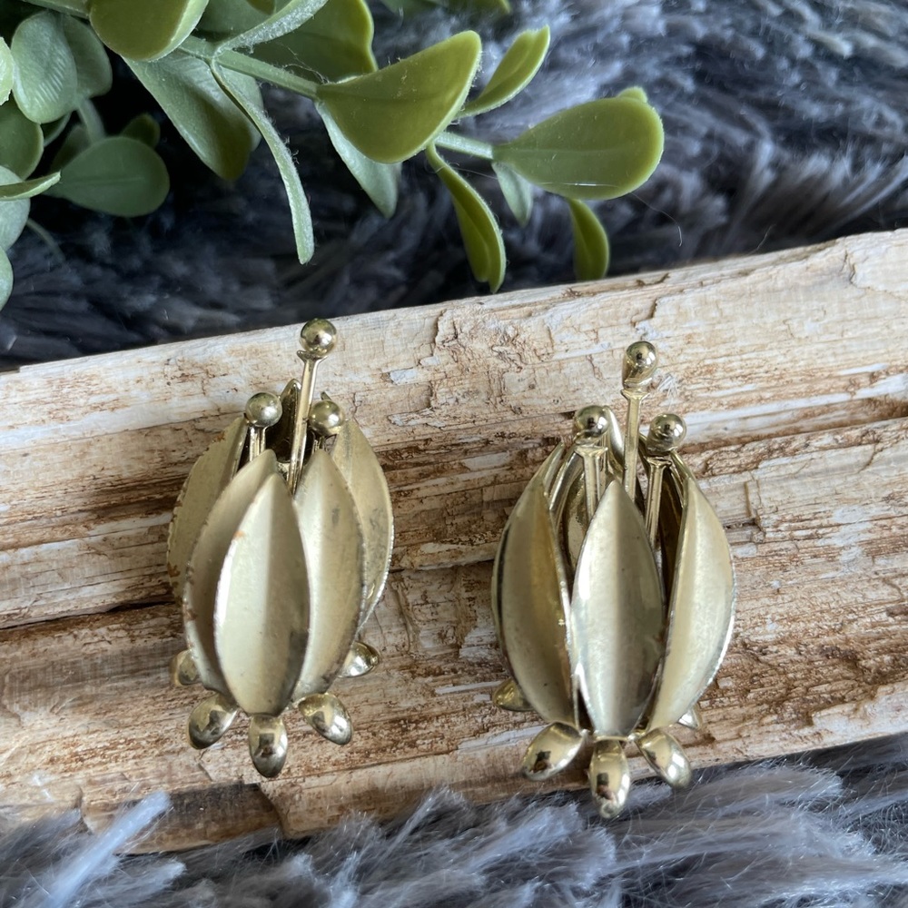 Vintage clip on earrings. Gold tone